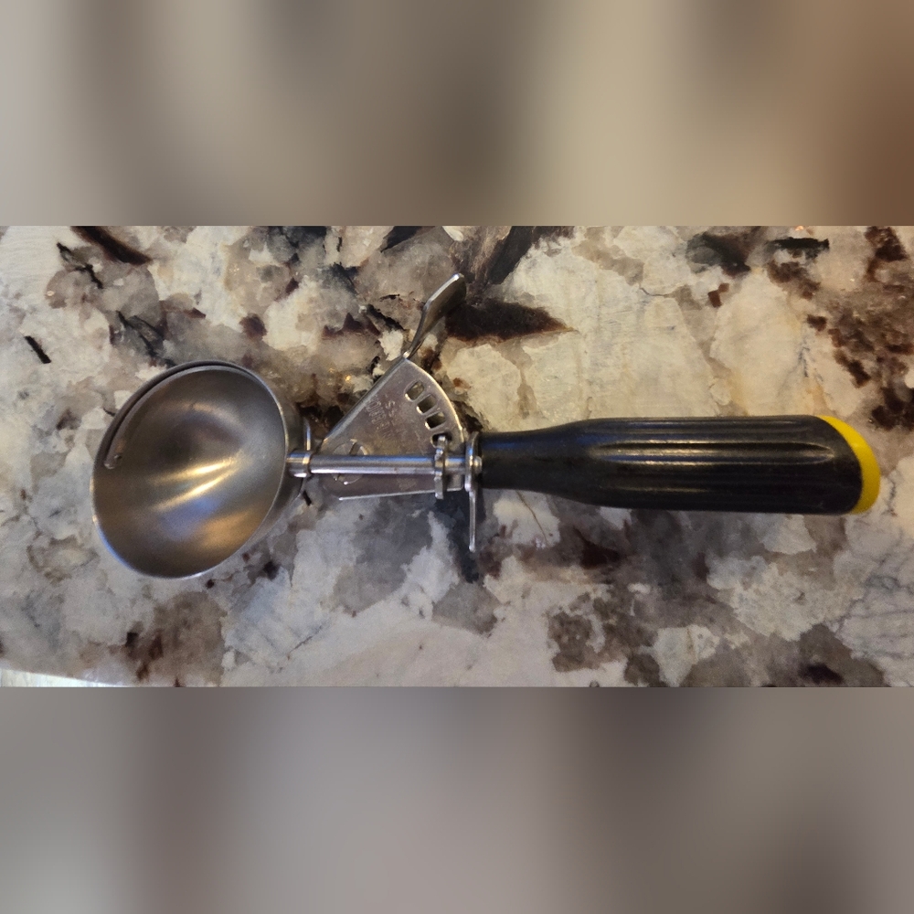 VTG Hamilton Beach Stainless Steel Model 66 Ice Cream Scoop with Yellow Cap USA